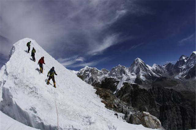珠穆朗玛峰的身上有着太多的标签:喜马拉雅山脉的主峰,世界第一高峰.