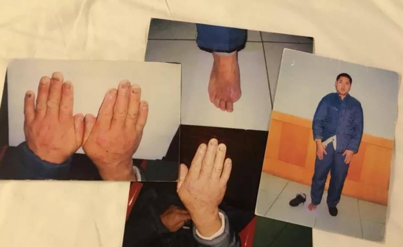 以前之所以认罪,就是因为遭到了刑讯逼供:"审讯人员用竹签子扎我的手