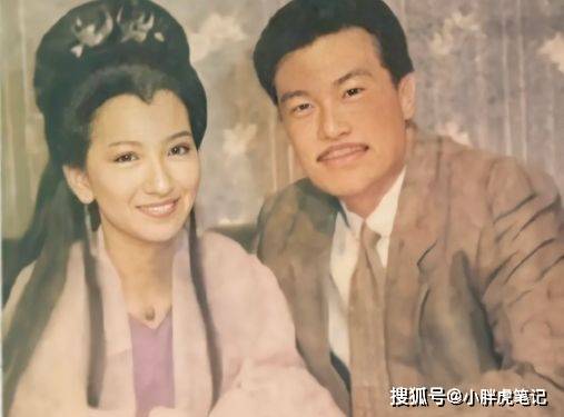 新白娘子传奇珍贵幕后照:小青许仙亲密搂肩,法海白素贞和睦相处