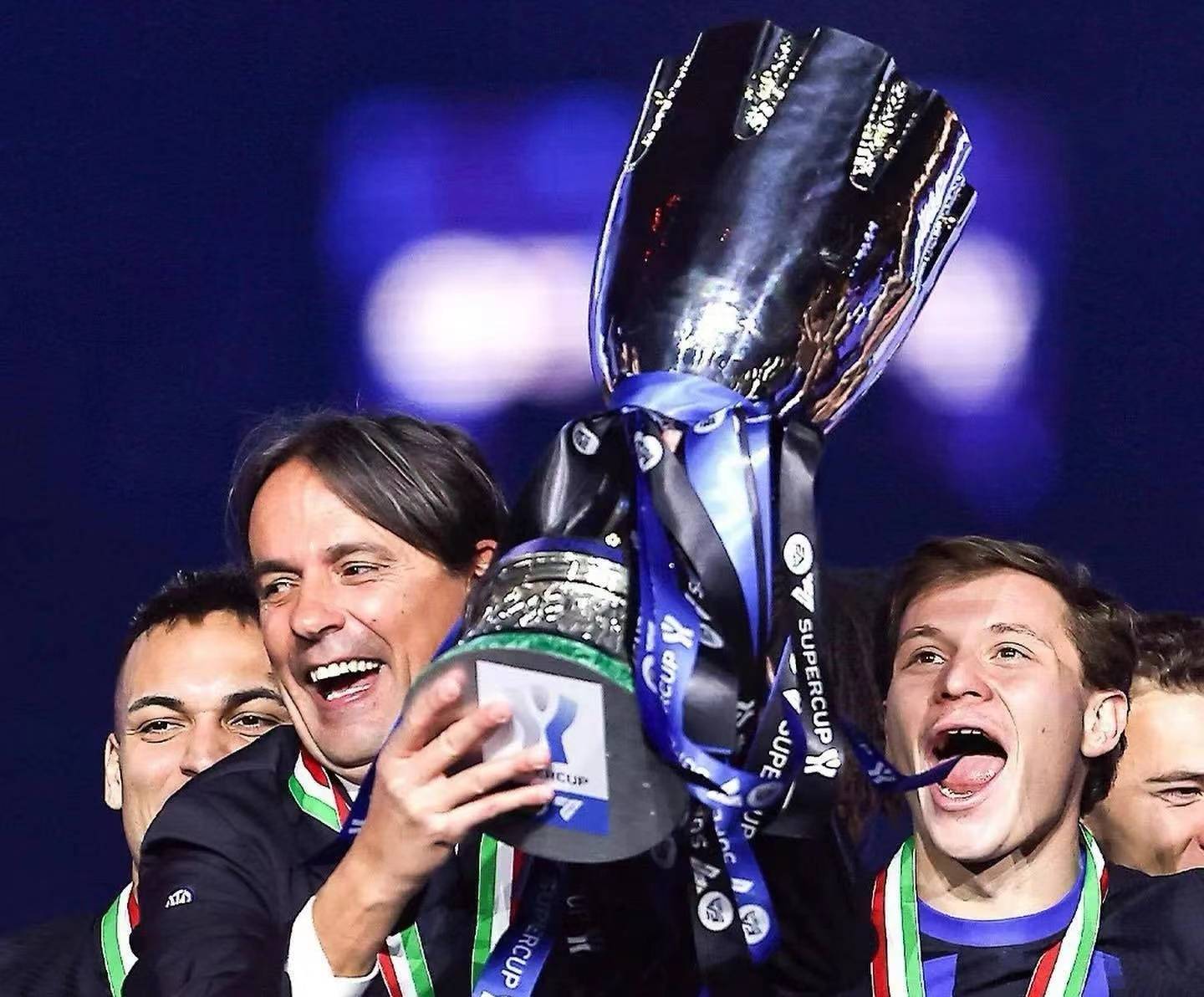 领先ac米兰19分,提前5轮夺得本赛季意甲冠军,特别是在米兰德比战胜