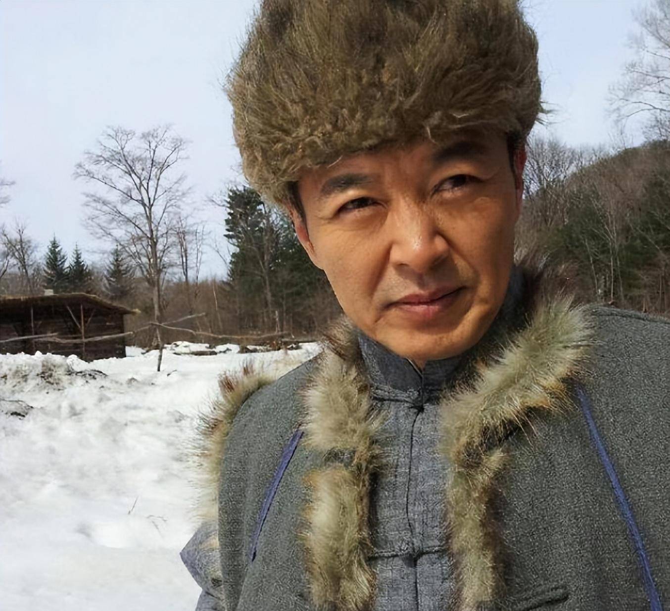 他是"军旅一哥",与发妻结婚33年零绯闻,儿子有才颜值高是歌手_李铁军