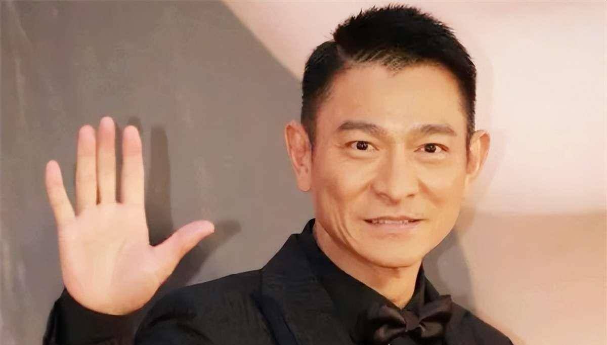 纪实:"山寨版刘德华":因太像本人被央视签约,排场比真人还大