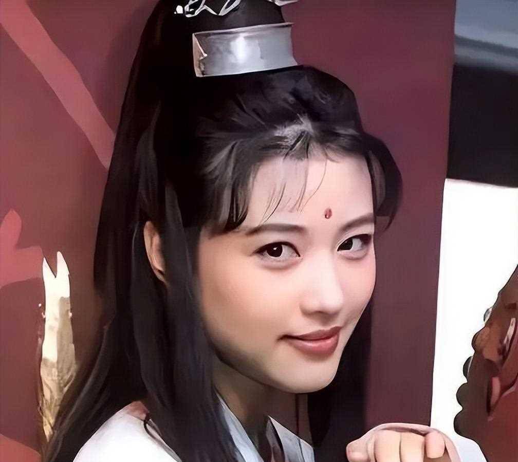 然而,周海媚的魅力不仅仅局限于银幕.