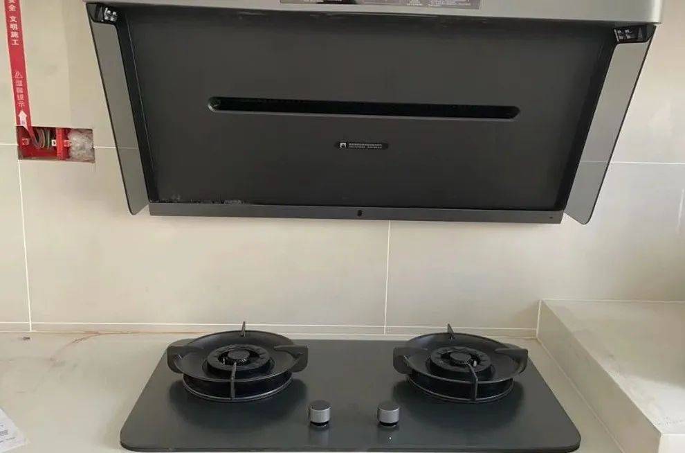 油烟机的油液分离器,油盒密封圈,油盘密封圈等关键零部件损坏或老化