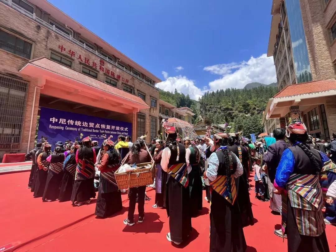 据悉,5月25日,日喀则市仲巴县玛永,萨嘎县土巴荣,吉隆县宗嘎,聂拉木县