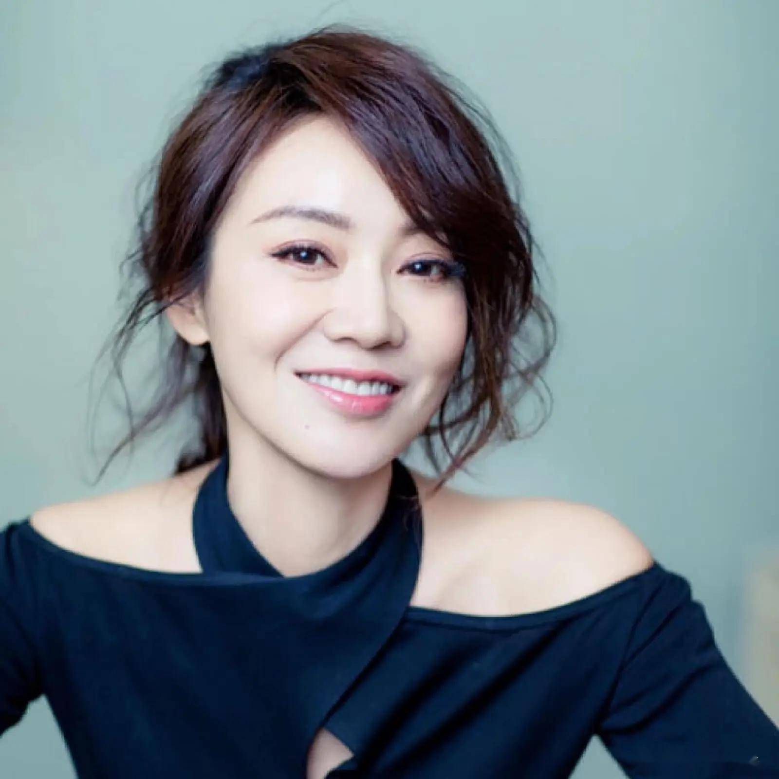 闫妮的美貌写真,真尤物的性感韵味让人心驰神往!