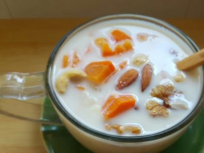 做牛奶燕麦粥时,加上一点"果粒",不仅美味营养,而且还