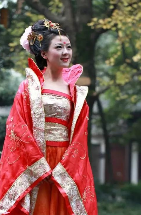 中国女子服饰:一幅艳美的历史画卷