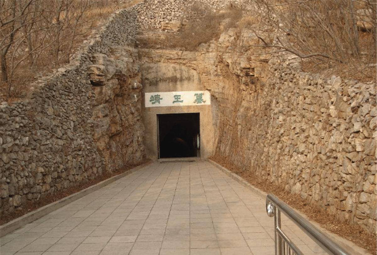 陕西发现1男7女合葬墓,出土"铜祖"文物,专家:古人并不封建_西安_古墓