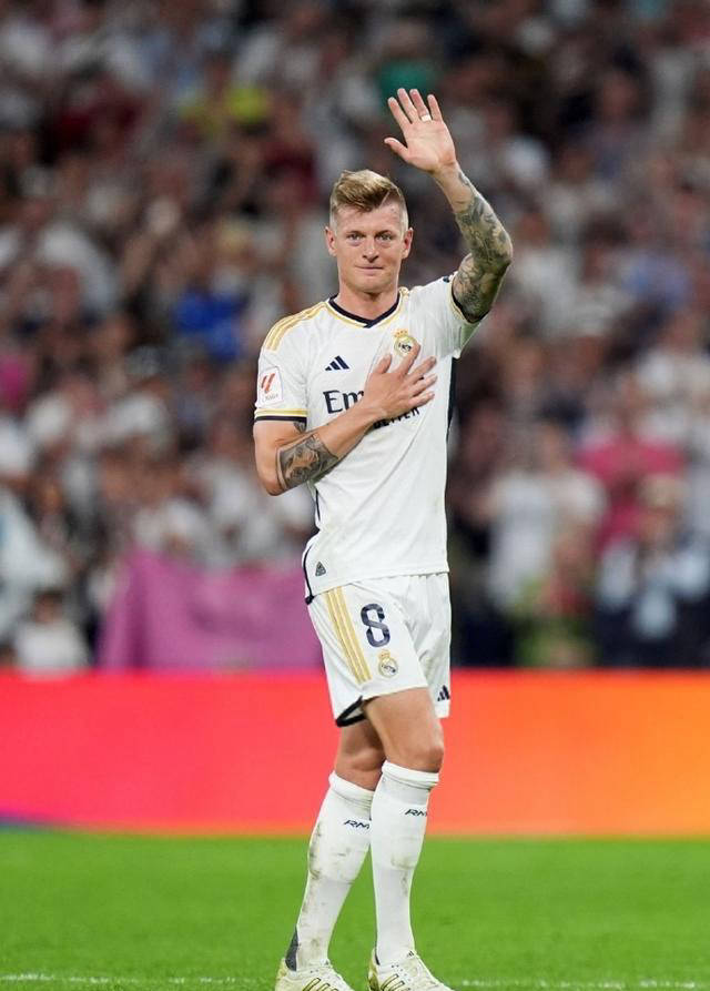 34岁皇马大师在伯纳乌告别,怀抱子女泪洒现场,队友列队致敬_克罗斯