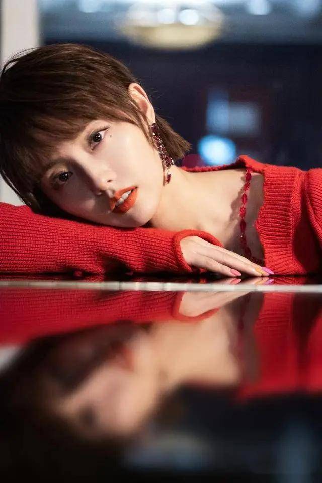 在她的生日献礼中,张嘉倪用实际行动告诉我们,年龄从来不是束缚,而是