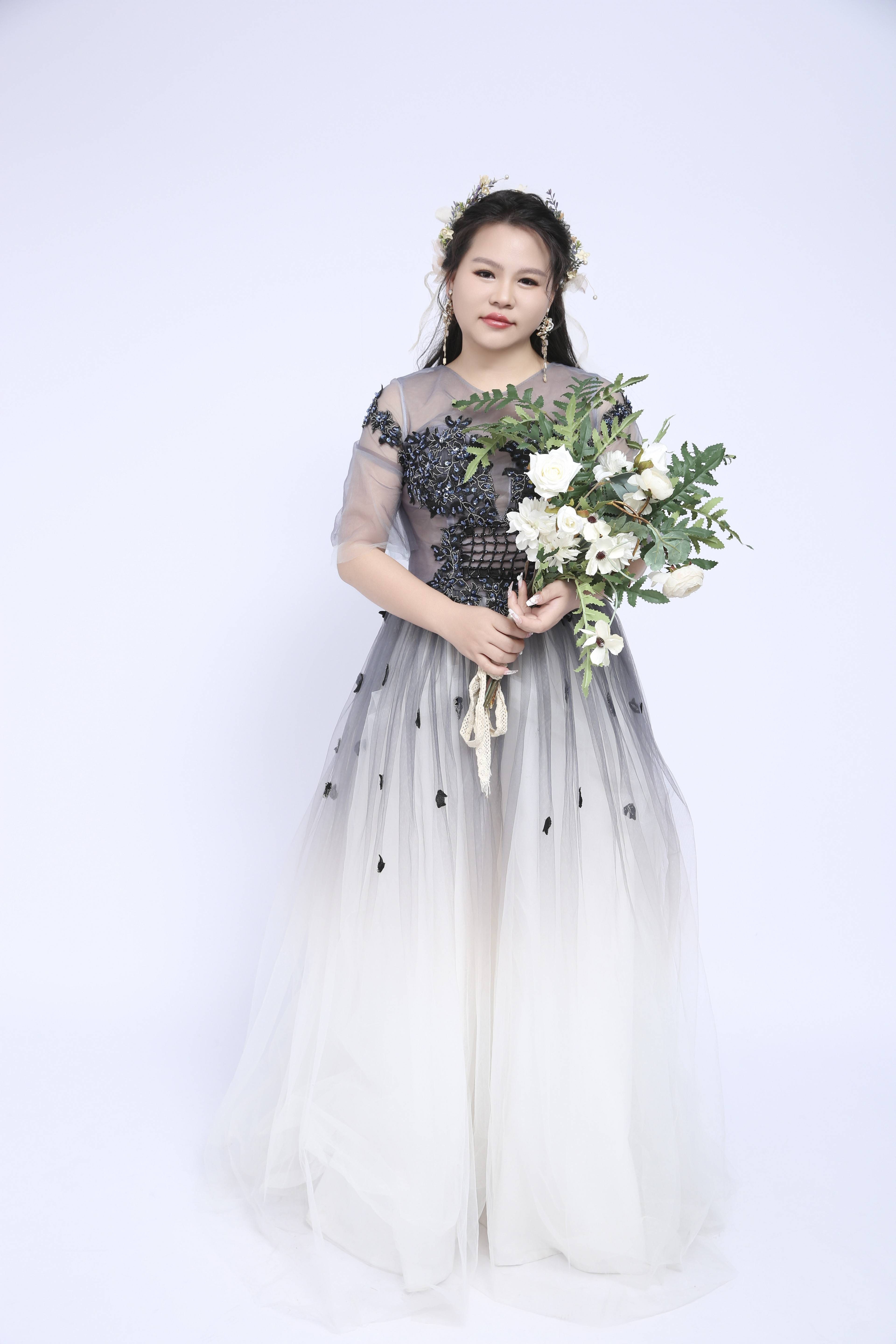 璀璨星光:女模特符小艳的时尚风采展示