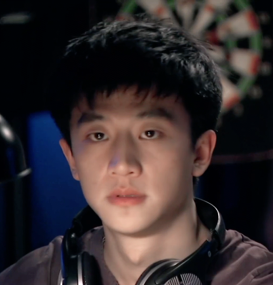 笑起来更有清纯干净之感.黄轩眼睛虽然是单眼皮