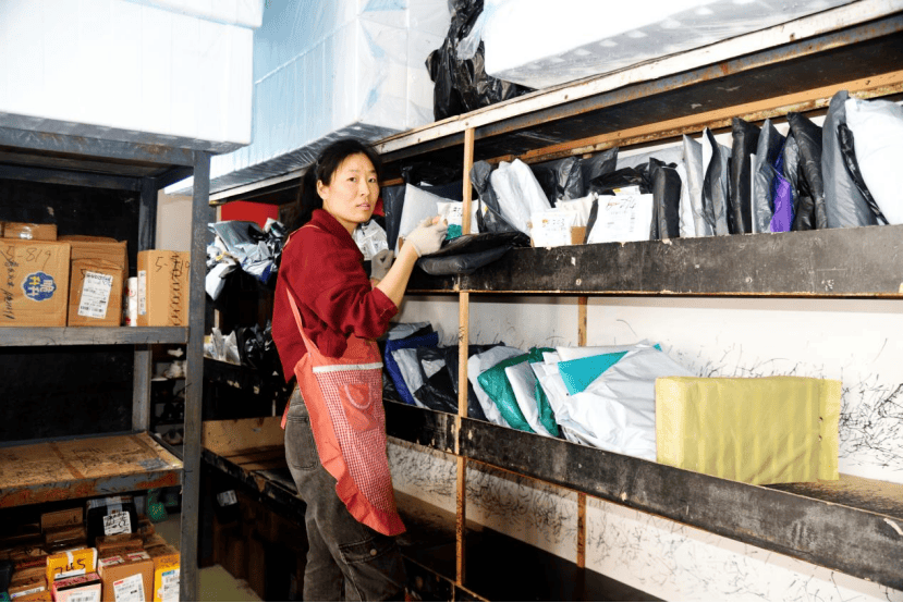 2024年4月,李杨在桂溪快递站忙碌为了激发刘鹏的康复潜能,李杨采用了