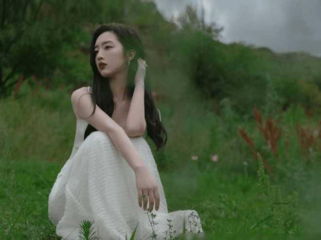 19岁的重庆女明星邓恩熙,一张脸蛋就像瓷娃娃一样精致可爱