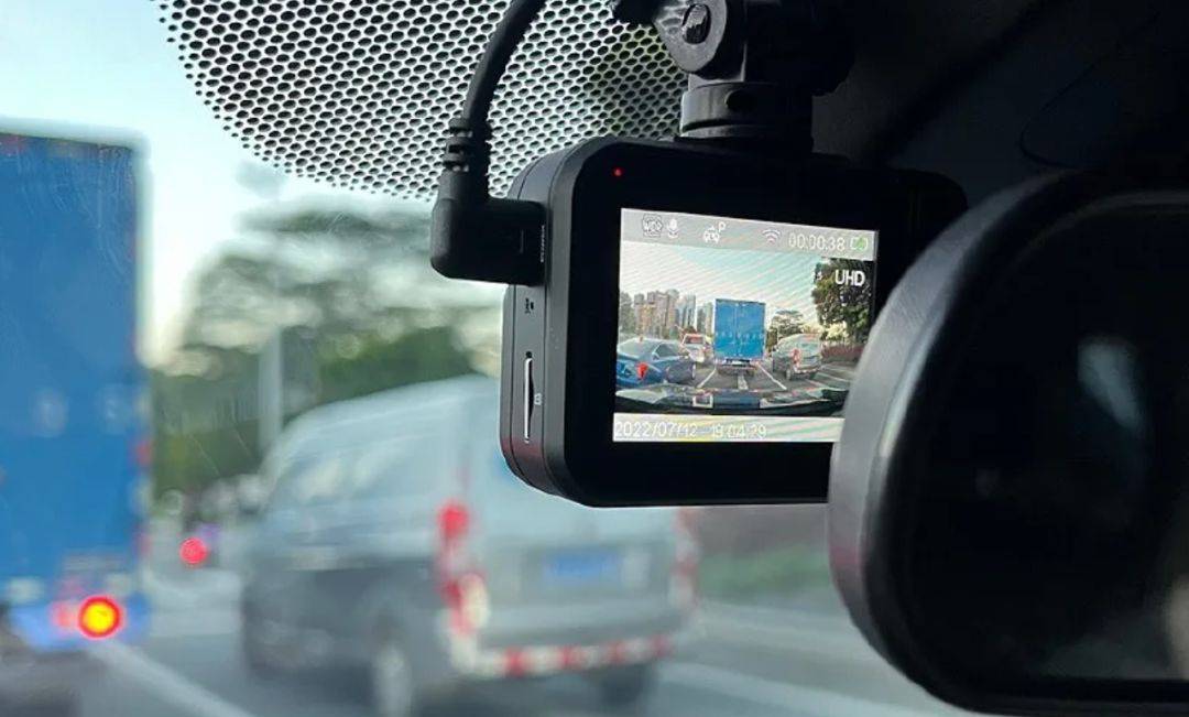 行车记录仪是每辆车都应该装备的安全设备,它可以在发生事故时提供