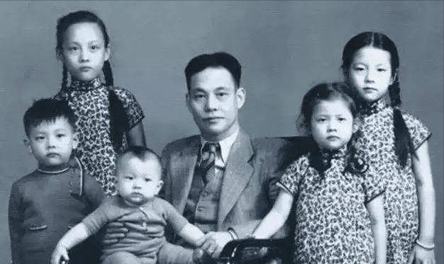 裘丽琳也当上了周信芳的助理,每次演出之前帮助周信芳化妆,准备服装.