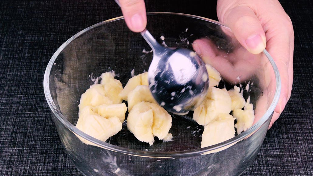 面粉和香蕉还可以这样做着吃,比馒头简单比面包好吃,营养又健康