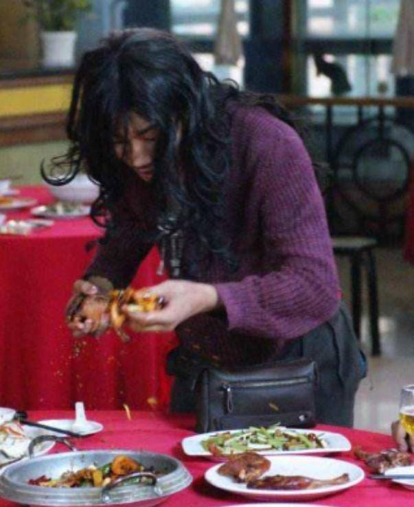 "巨婴鼻祖"杨锁,吃饭靠人喂,父母离世后在23岁时被饿死