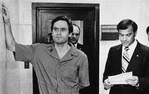 这个人便是泰德·邦迪,其出生证明上的名字是劳埃德·马歇尔,他的母亲