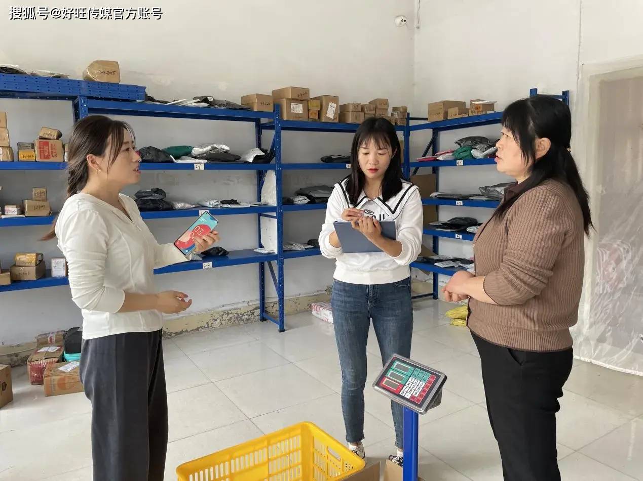 镇村站点负责人—罗莹公共中心体系负责人王笑笑,负责本体系日常接待