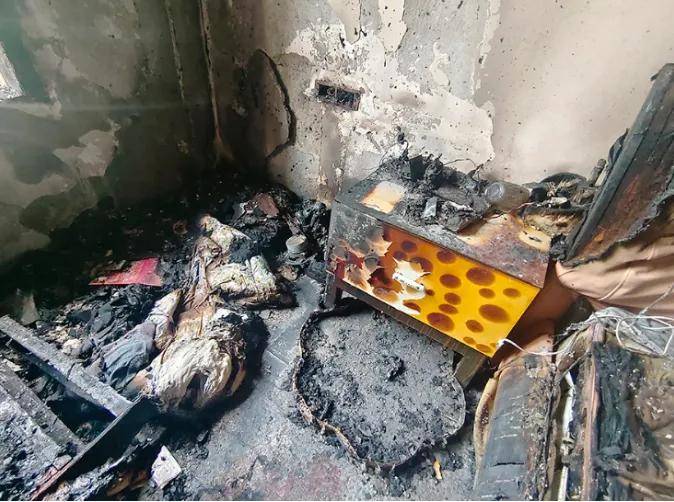 湖北武汉黄陂区某小区一居民家中卧室起火,起火原因为电蚊香长时间未