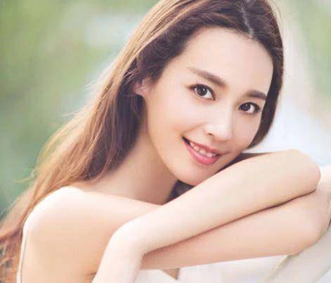 她是娱乐圈公认的女神,24岁未婚先育,同居10年后却惨被丈夫抛弃_明星_