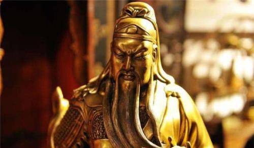 接下来瞬间就把对方的头斩了下来,于是人们普遍认为,"关公睁眼,必有