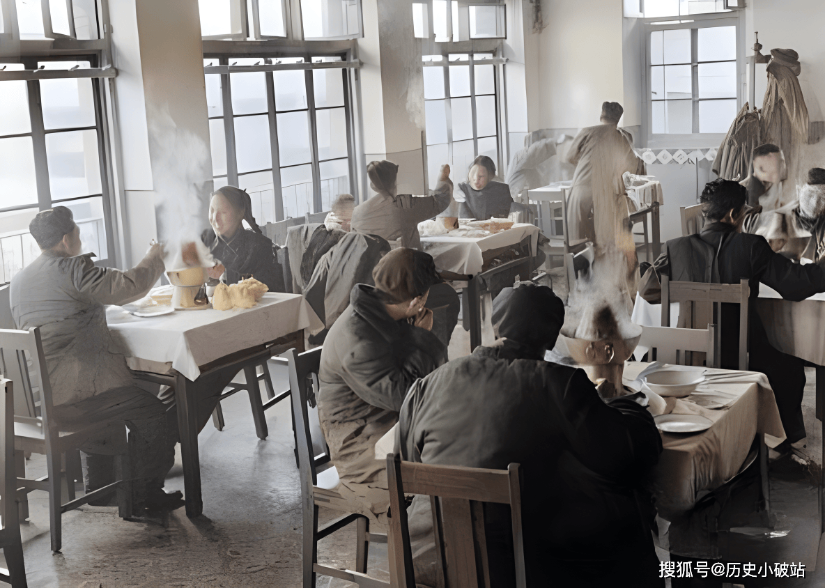 1953年的春节,天津市汉沽区芦台的王德铸(左一)一家人欢聚一堂,共享