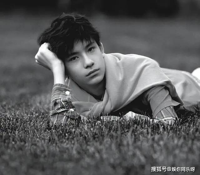 67董洁14岁儿子神似梁朝伟,大鼻子如出一辙,网友疑惑重重