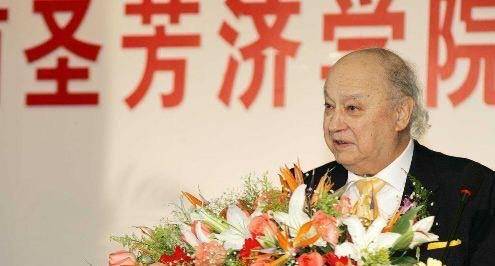 可没几年,何鸿章因为麦舜铭与妻子陈复生闹离婚而大骂麦舜铭,不仅力挺