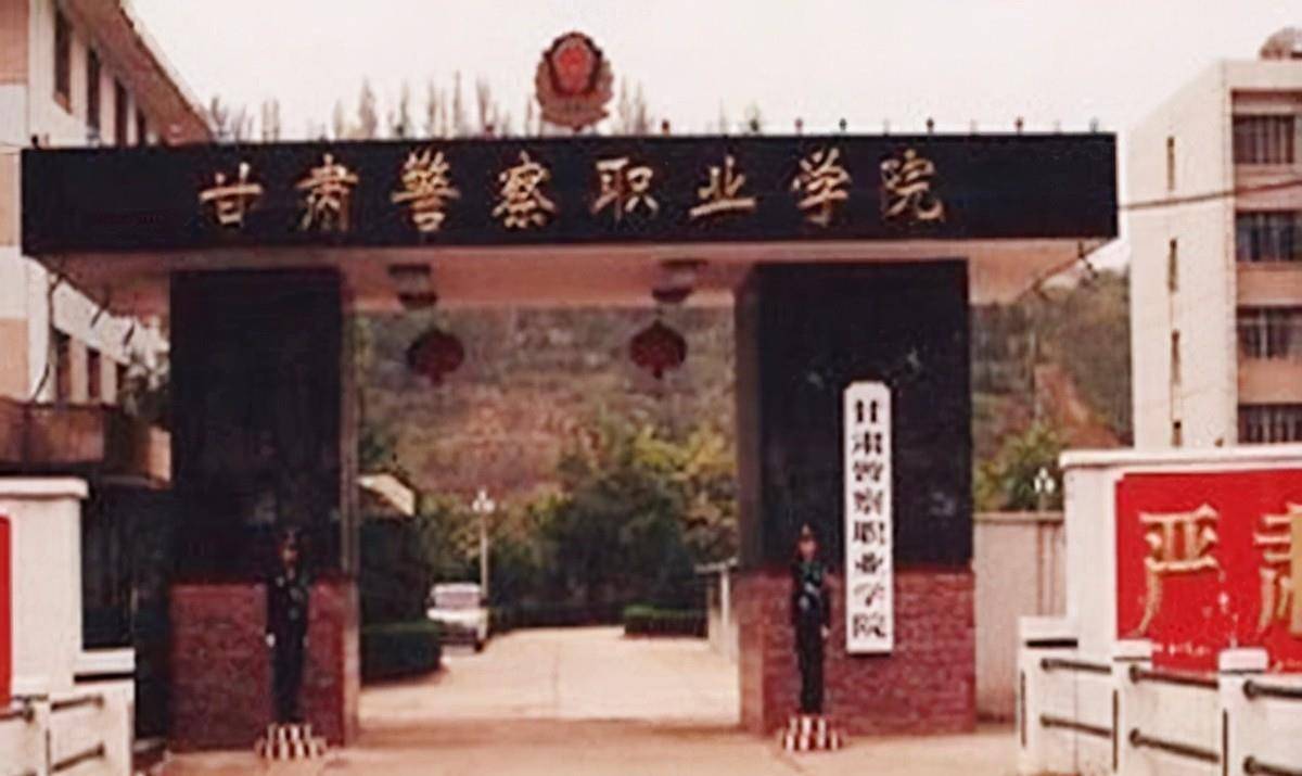 1979年,刘晓东如愿从甘肃人民警察学校毕业,而后正式成为一名警察