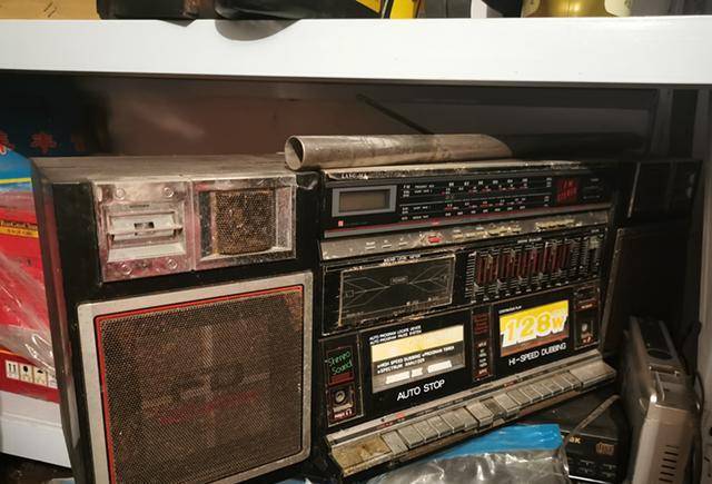 在当时,几乎全中国人用的录音机上的磁带,都来自钟馨稼的厂子,他也