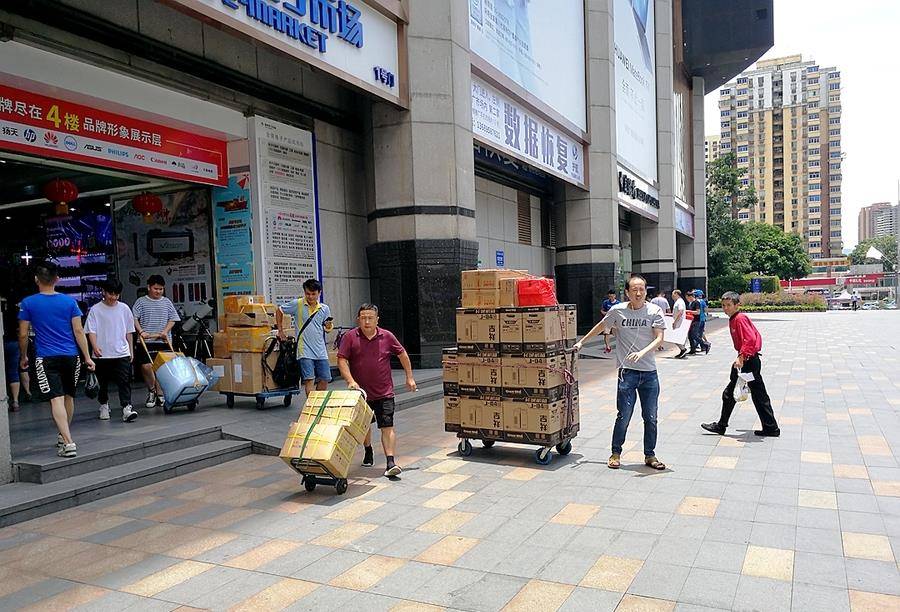 轰然倒下的商业帝国陈金陵在山寨机市场的生意越做越大,成为垄断者