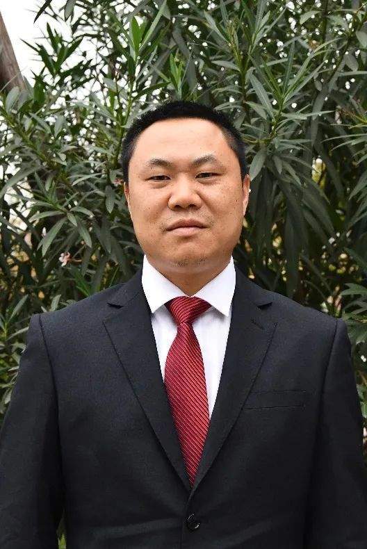 中学高级教师肖毅在高新成外所带的高2018级7班和高2021级8班被评为