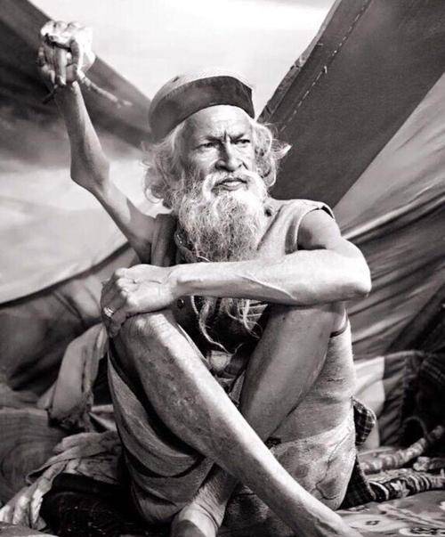 印度最牛苦行僧,单举右臂47年没放下过,如今成这模样