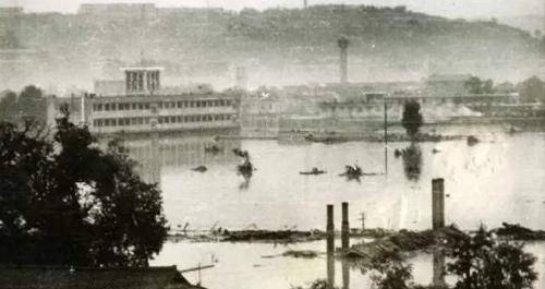 汉江流域各县的降雨量都超过了100毫米,到了7月31日,暴雨转移到了紫阳