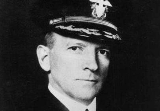 美国海军舰队司令晕船呕吐,不慎落海里淹死,为何现场无人敢救?