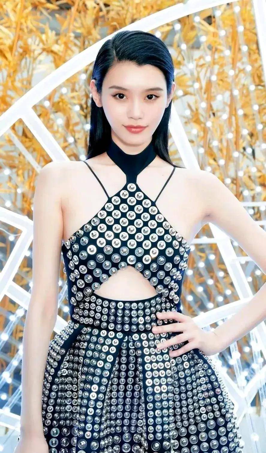 真心觉得奚梦瑶是名模里边最美的,她长得这么漂亮可以出圈了