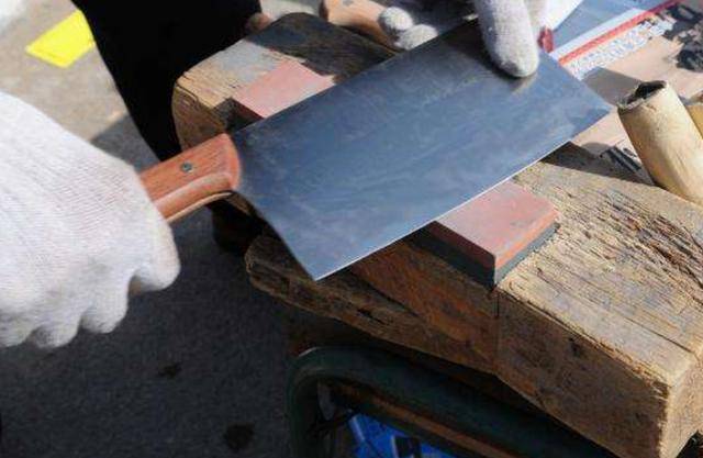 香港刀王有多厉害?磨一把刀千元,被德企聘为顾问,客户遍布海外