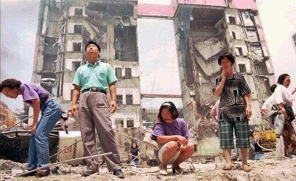 小细节惹来大灾难!韩国购物大楼30秒倒塌,502人被埋地下