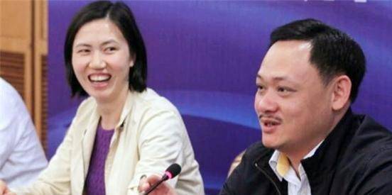 我国举重冠军占旭刚:退役娶回空姐初恋,今47岁做到副厅级