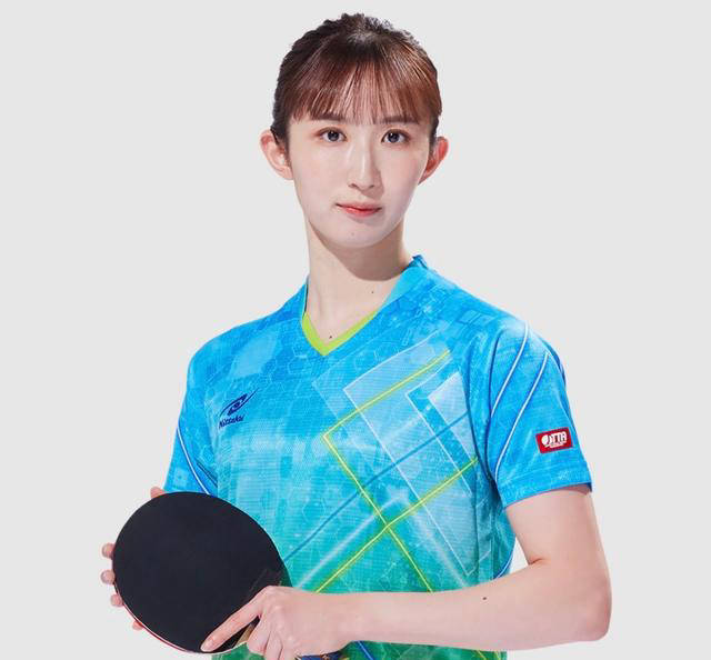 通过照片可以看到,早田希娜左手手臂上的肌肉异常发达,给人留下强烈的