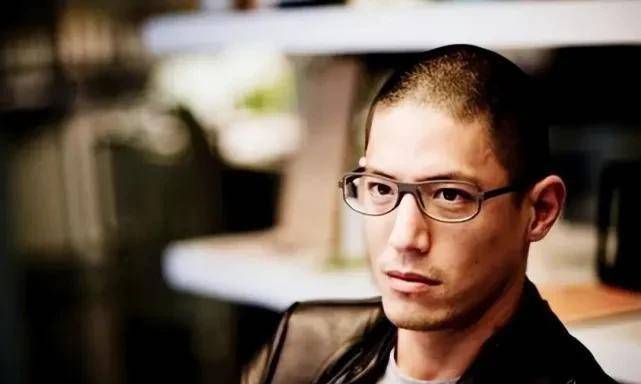 蒋友柏:曾为千万台币的收购案下跪,失去权贵光环,换来国际化公司