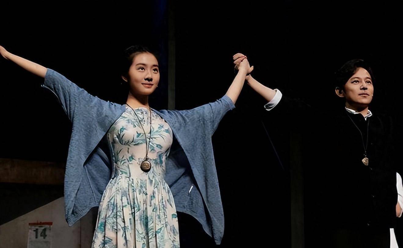 口与何炅聚餐,何老师与小鲜肉勾肩搭背,黄多多超礼貌_友情_家庭_孙莉