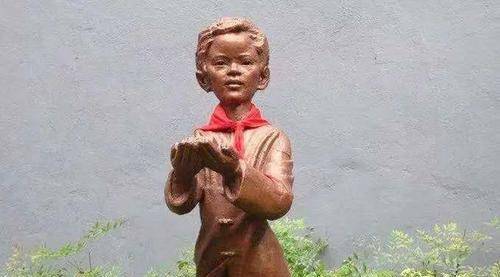 85岁狱友今生最后一次看望小萝卜头,哭道:"你要活着也80岁了"