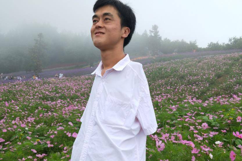 湖北无臂小伙靠脚生财,一天敲键盘15000次,从亏6万到年销180万