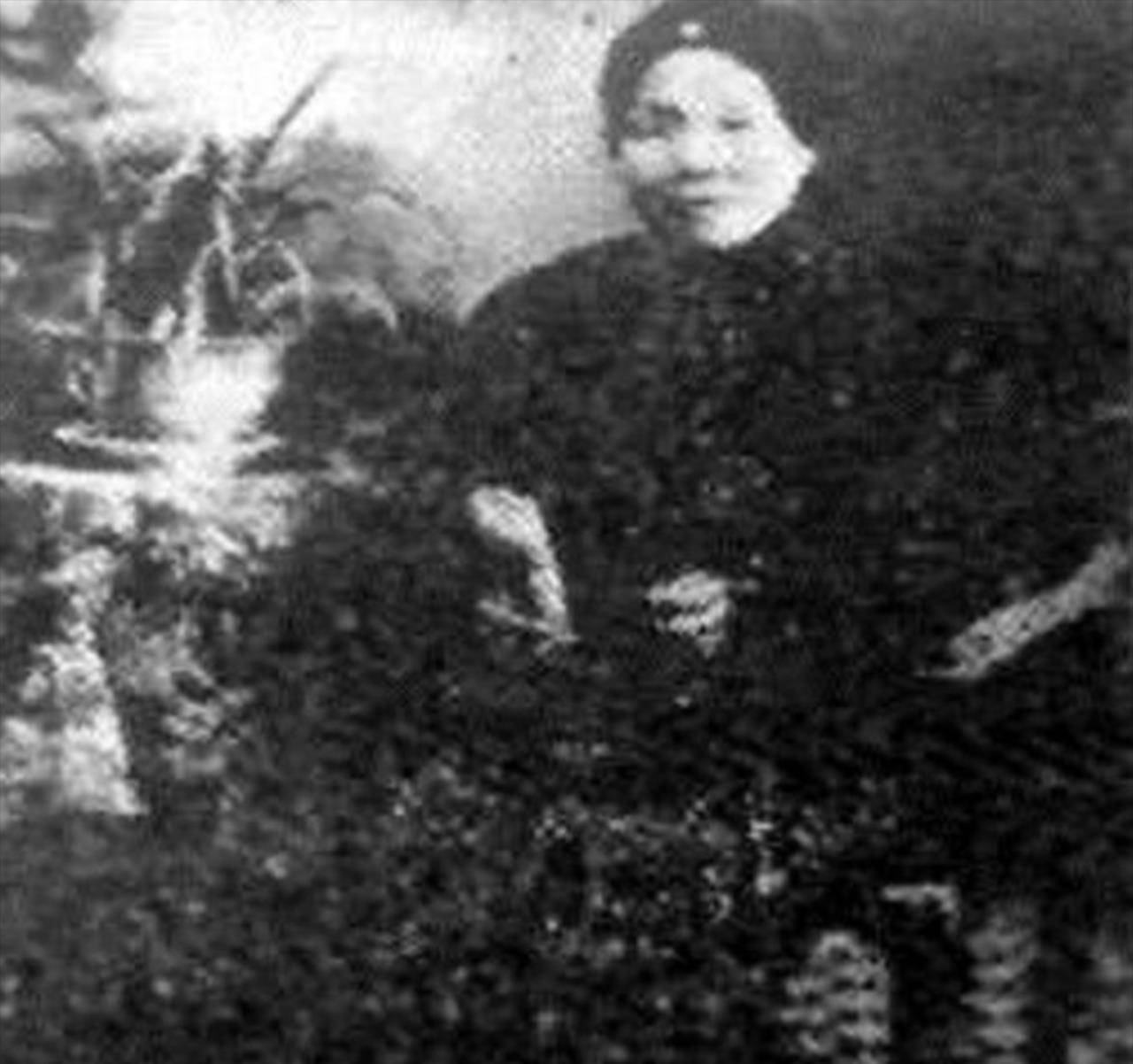 张蕙兰经常去杨母家帮忙收拾屋子,陪杨母聊聊天.