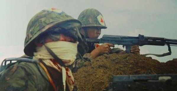 杯酒敬英雄!"蓝剑b"行动中令人潸然泪下的镜头