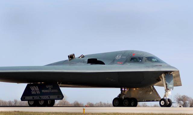 美国b2轰炸机到底有多厉害?"神不知鬼不觉",如同鬼影一般